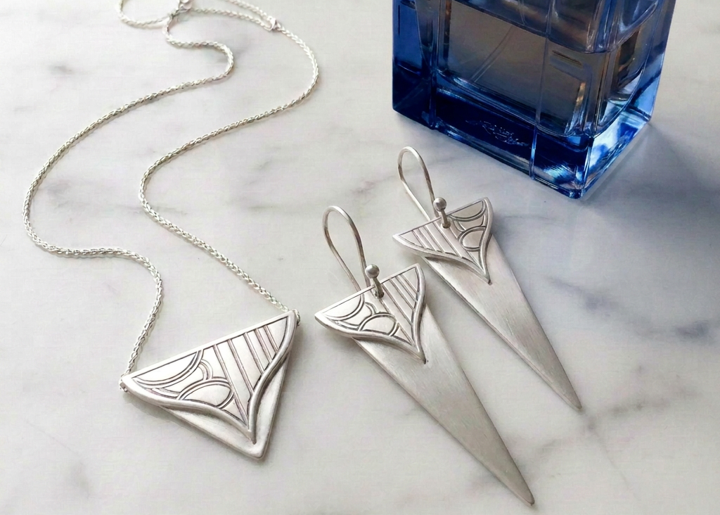Broadway matt silver set with a darker sapphire-blue perfume bottle