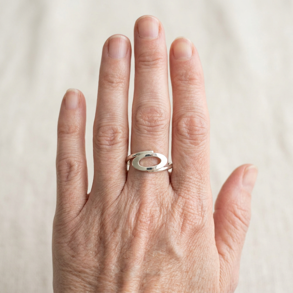 New attempt with the oval buckle running horizontally across the finger