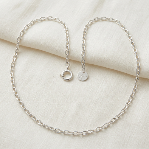 Short-link 25-inch necklace on ivory linen